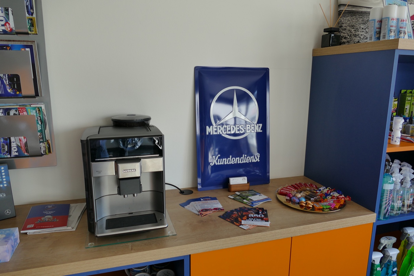 Wartelounge mit Kaffee